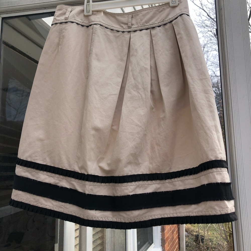 MaxMara Weekend khaki skirt with pockets.